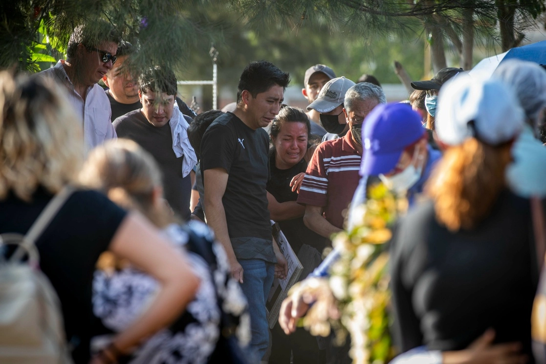 Familiares y amigos en el funeral de la maestra Mónica Citlalli. Foto Jair Cabrera Torres/ La Jornada