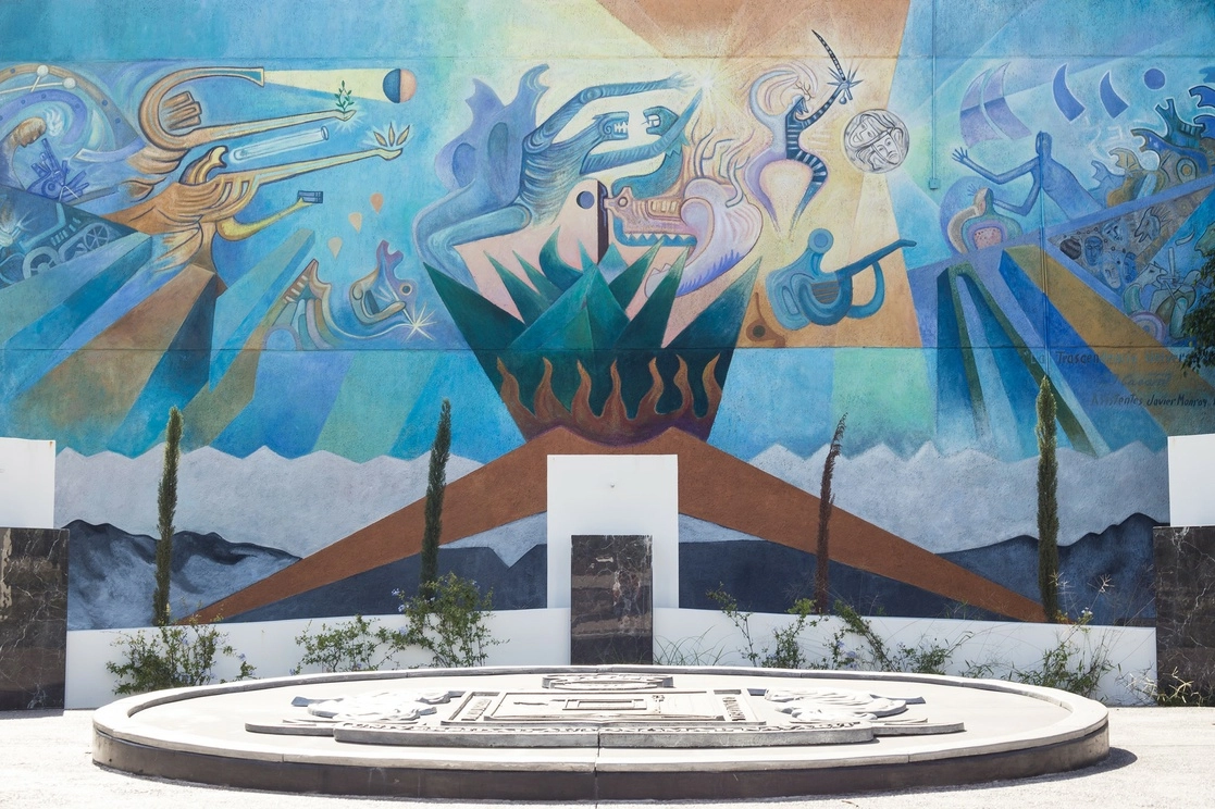 El gobernador morenista señaló que la medida es para evitar la complicidad oficial en el manejo administrativo de dobles plazas y aviadores en esa casa de estudios, que tiene en su interior el mural “Trascendencia universal del Hombre” (en la imagen), del artista plástico Pedro Casant. Foto tomada de www.facebook.com/UAN.Oficial
