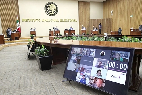 Durante la sesión del Instituto Nacional Electoral. Foto: @INEMexico