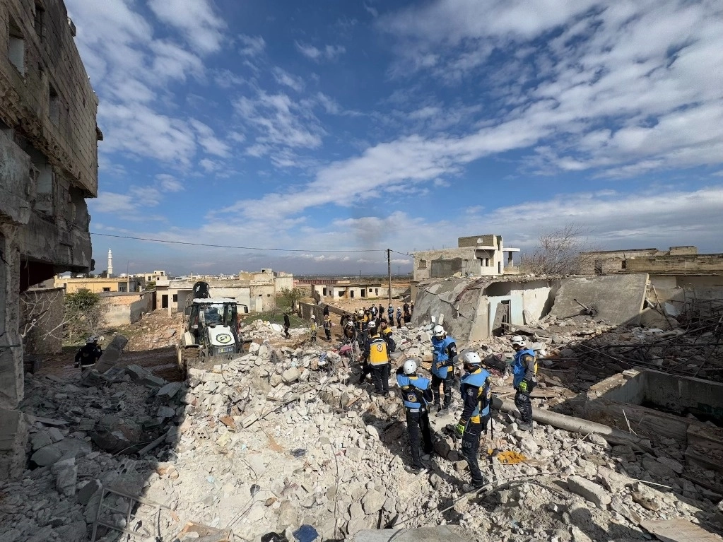 Escombro y restos son vistos en el sitio de una explosión en una vivienda residencial, en Al-Nayrab, en la provincia de Idlib, Siria, el 20 de febrero de 2025. Foto Xinhua