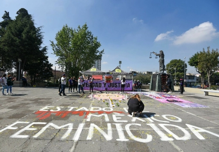 Plantón de familiares de víctimas de feminicidio en el Estado de México integrantes del contingente “Verdad y Justicia” en la Fiscalía General de Justicia local. Foto Cuartoscuro / Archivo
