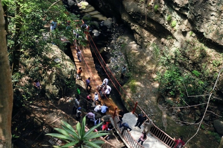 
El puente ubicado sobre la barranca de Amanalco en Cuernavaca, Morelos, se desplomó durante su reinauguración, en junio de 2022. Foto Cuartoscuro / Archivo