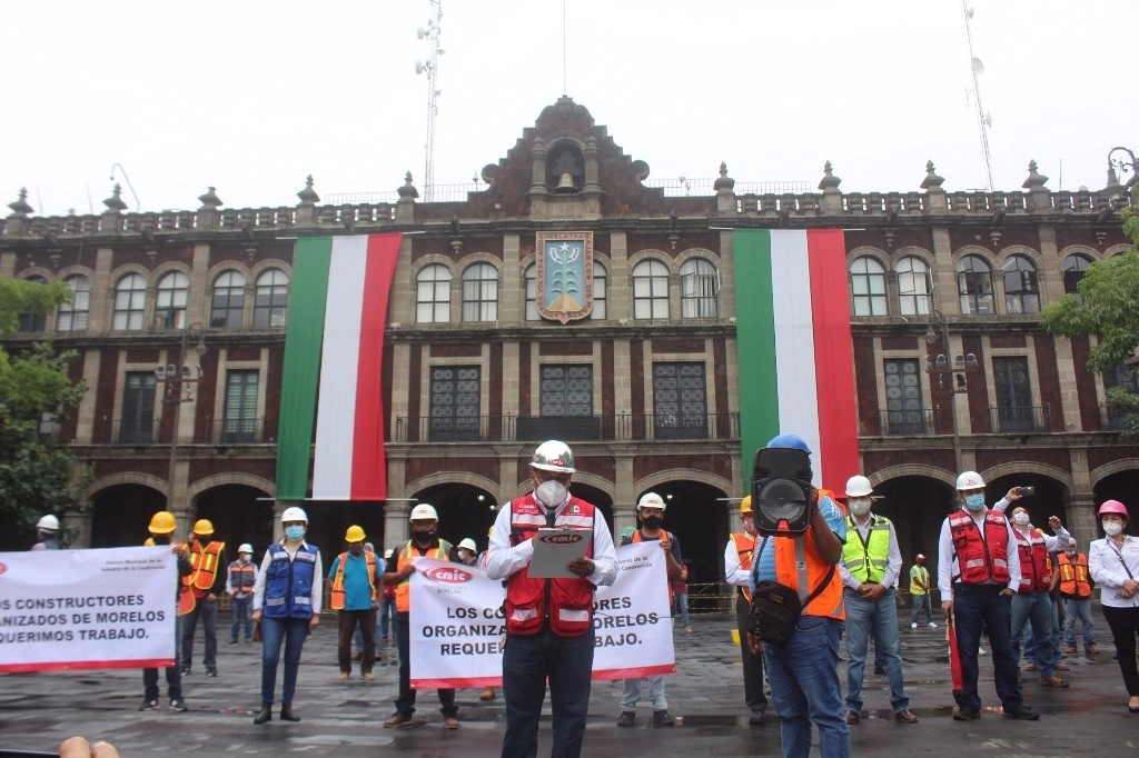 Los inconformes advirtieron que seguirán realizando protestas hasta conseguir ser escuchados y obtener obras para las constructoras morelenses. Foto Rubicela Morelos
