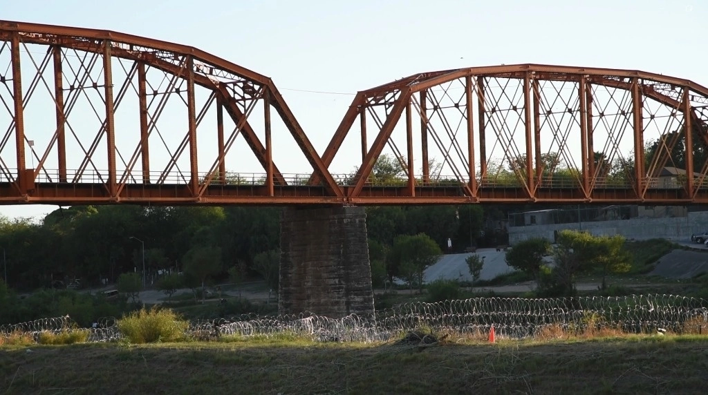 Alambre de púas debajo del puente ferroviario en Eagle Pass para desalentar el paso de migrantes. Foto Ap