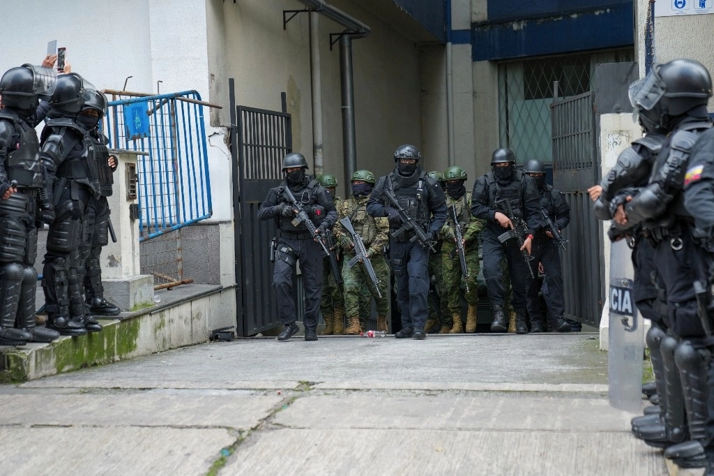 La Secretaría de Relaciones Exteriores exigió una investigación exhaustiva del ataque perpetrado anoche por un comando policíaco contra la embajada mexicana en Ecuador. La imagen, del 6 de abril de 2024. Foto Ap