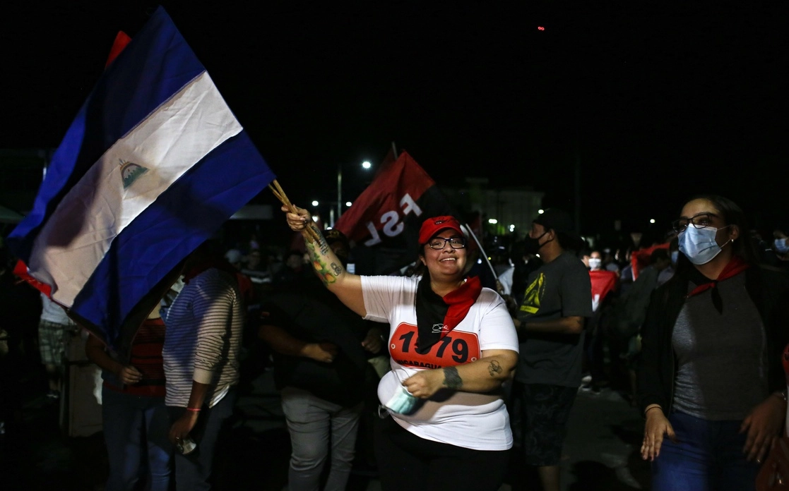 Simpatizantes de Daniel Ortega celebran su triunfo electoral en los comicios presidenciales del pasado domingo 7 de noviembre. Foto Xinhua