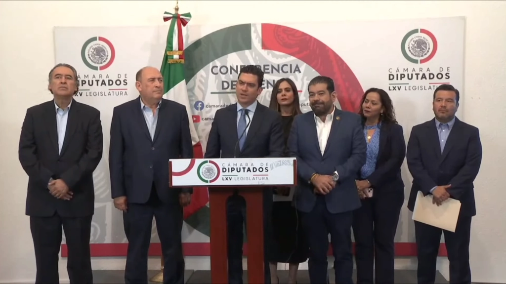 Conferencia de prensa de los Grupos Parlamentarios del PRI, PAN y PRD. Imagen tomada del video publicado en redes sociales