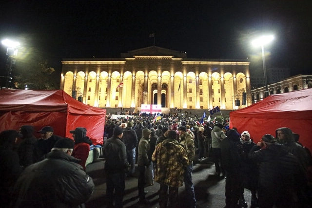 La Policía de Tiflis no impidió la sentada pero sí impidió, como medida de precaución, que
los automóviles que abanderaban la misma llegaran a la Plaza de la República, de acuerdo
con el portal de noticias georgiano Civil. Foto Ap