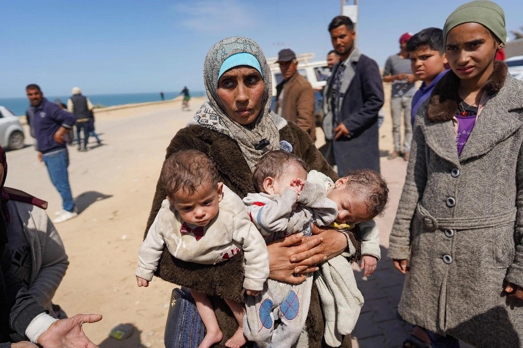 En las efemérides palestinas, ayer fue el Día de la Madre mientras la guerra ha puesto a mujeres y niños al borde de la hambruna. La imagen, al desalojar el complejo hospitalario de Al Shifa en Gaza. Foto Ap