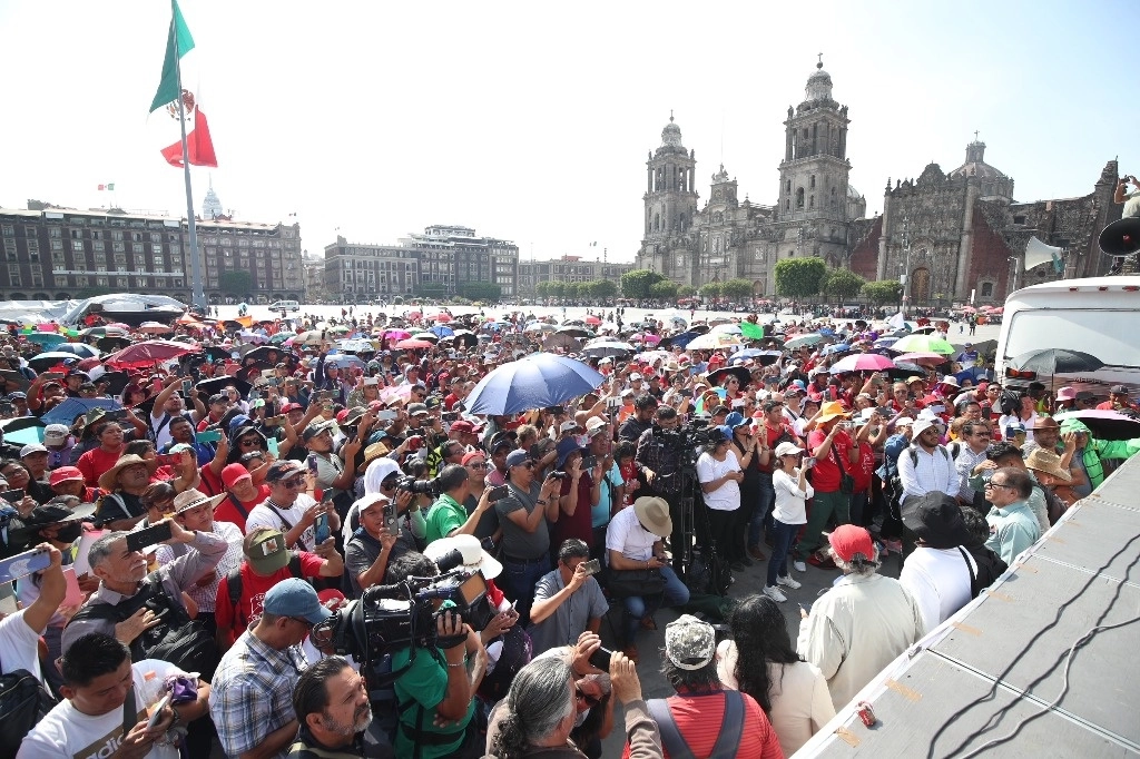 Maestros integrantes de la Coordinadora Nacional de Trabajadores de la Educación frente a Palacio Nacional este martes 11 de junio. Foto María Luisa Severiano
