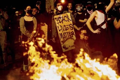 Integrantes de Black Lives Matter se manifiestan frente al Palacio de Justicia en Portland. Foto Ap