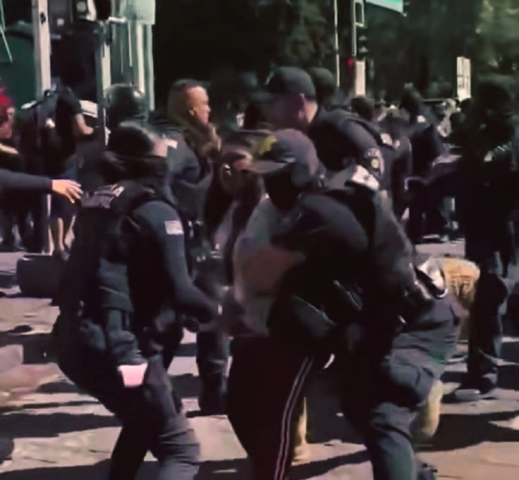 Dos alumnos de la UAQ fueron detenidos durante el enfrentamiento entre la Policía Municipal y artesanos, ocurrido  el viernes 25 de octubre. Foto 'La Jornada'