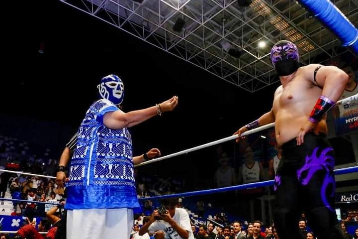 Durante su gira por Querétaro, Xóchitl Gálvez se reunió y se fotografió con el ex gobernador Francisco ‘Pancho’ Domínguez; hizo una rodada ciclista y acudió a una función de lucha libre donde se puso por algunos minutos una máscara de gladiador, el 4 de agosto de 2023. Foto Ricardo Montoya