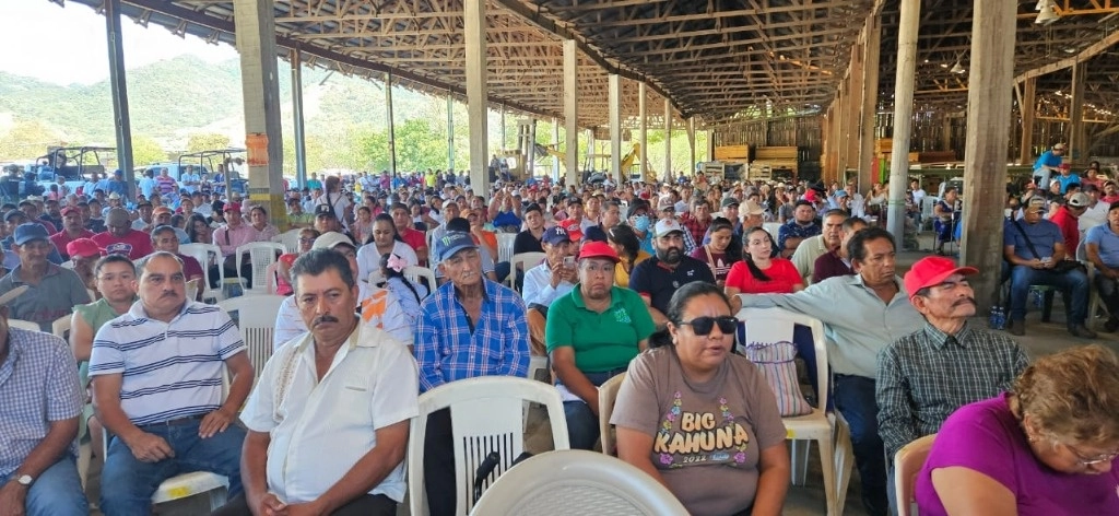 Comisarios municipales, autoridades ejidales y habitantes de unos 200 poblados de la sierra de Filo Mayor, además de autoridades estatales y castrenses, participaron en la Reunión de Trabajo por la Paz y Seguridad de Nuestros Pueblos, en Tecpan de Galeana. Foto Sergio Ocampo 