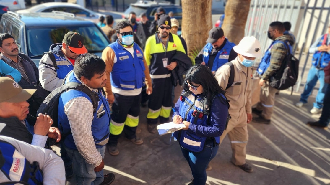 Trabajadores exigen pago de quincena laborada, que se defina su liquidación, así como sus aguinaldos y prima vacacional, pues tienen contratos vigentes.  Foto Jorge Heras