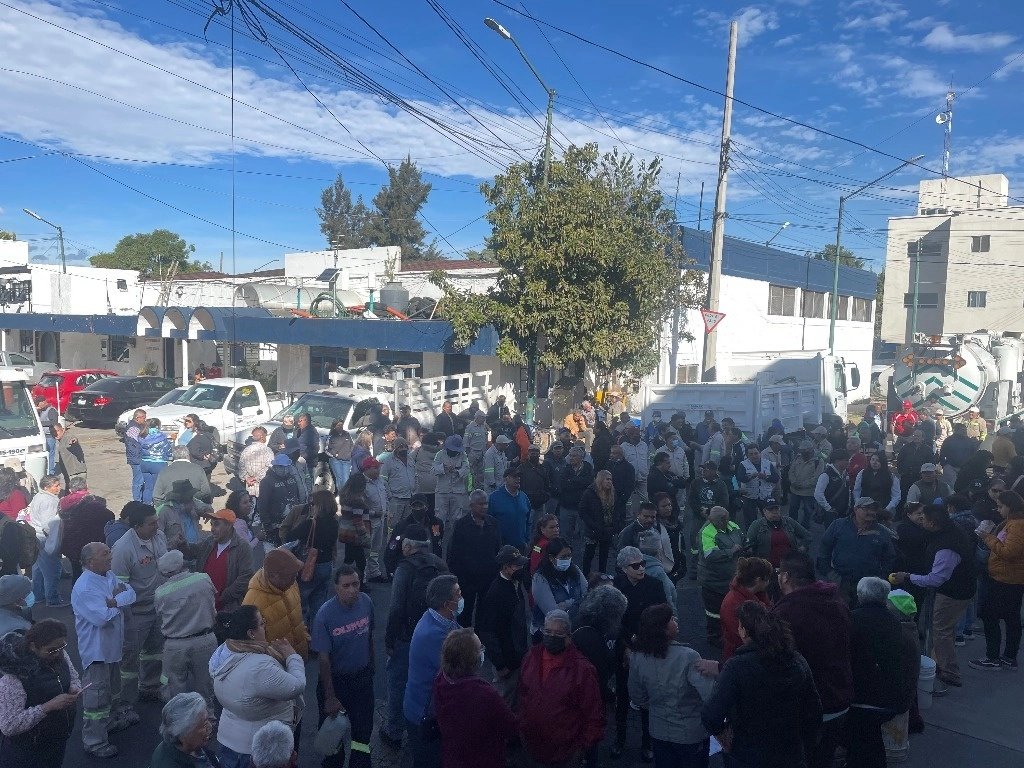 Integrantes del Sindicato Único de Trabajadores del Gobierno de la Ciudad de México se manifiestan en demanda de que la alcaldía Azcapotzalco entregue los recursos destinados para su fiesta de fin de año y sean distribuidos entre el personal. Foto Laura Gómez Flores