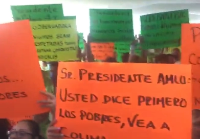 Manifestantes durante la visita del presidn¿ente López Obrador a Colima. Foto Twitter @Princess_Clau
