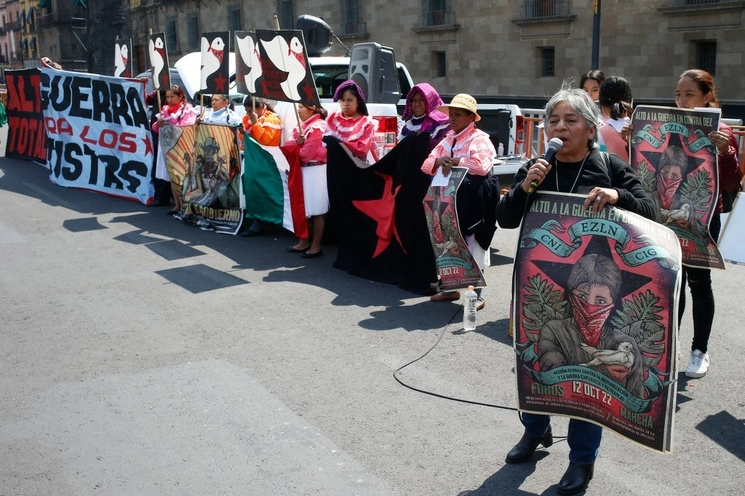 Tras el ataque armado que sufrió el indígena tseltal Gilberto López Sántiz el lunes pasado, integrantes de organizaciones y colectivos exigieron a las autoridades federales poner un alto a la “escalada de agresiones” de paramilitares. En la imagen, Jornada contra el paramilitarismo en Chiapas, en solidaridad con los zapatistas. Foto José Antonio López