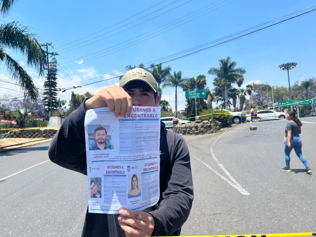 Ficha de búsqueda de Noemí Guadalupe Arias, Luis Enrique García Díaz y Luis  Javier García quienes fueron asesinados este viernes 14 de abril. Foto Rubicela Morelos