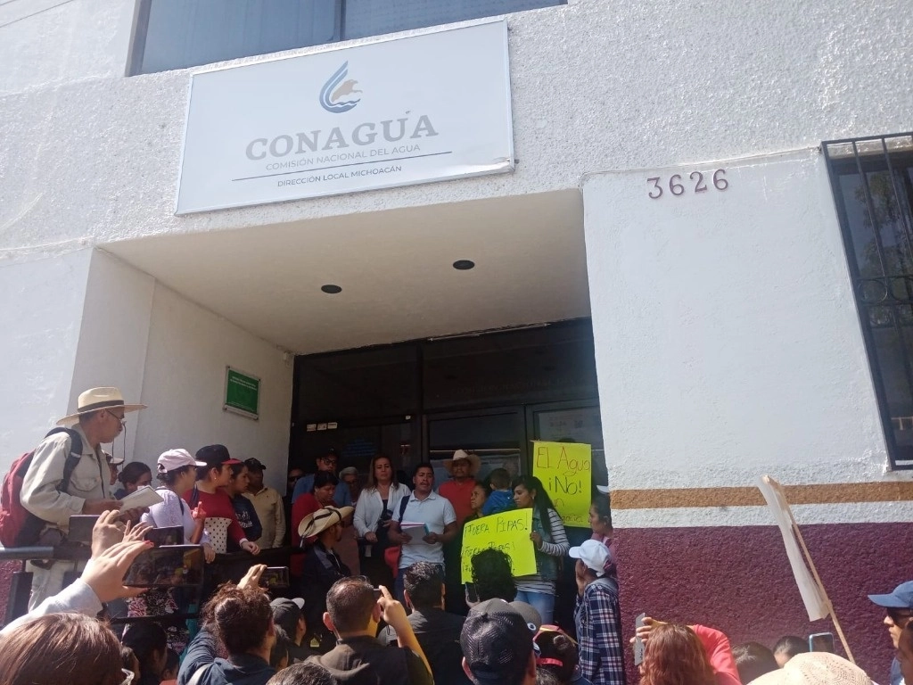 Comuneros frente a la delegación de la Conagua en Morelia. Foto Ernesto Martínez
