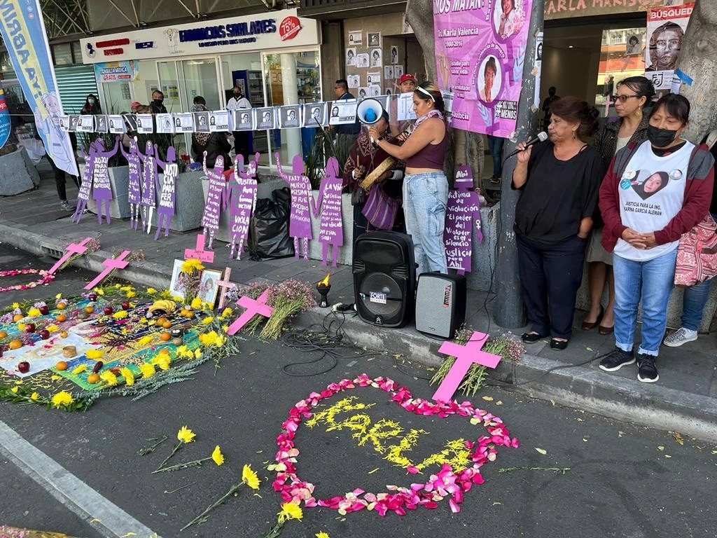 Madres de víctimas de feminicidio exigen justicia para Karla Marisol Valencia Yañez, asesinada hace seis años, frente a la Fiscalía de Investigación del Delito de Feminicidio, en la Ciudad de México, el 9 de noviembre de 2022. Foto José Antonio López