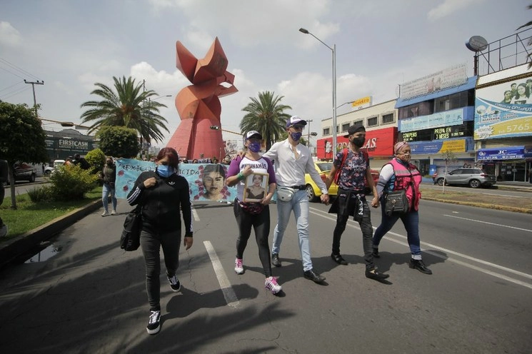 Familiares y amigos de ‘Alejandra’, joven asesinada en abril pasado, marchan en calles de Nezahualcóyotl para exigir justicia. Foto Diana Ramón