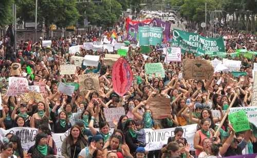 Colectivos feministas y organizaciones se manifiestan por un aborto seguro. Foto Víctor Camacho/ Archivo