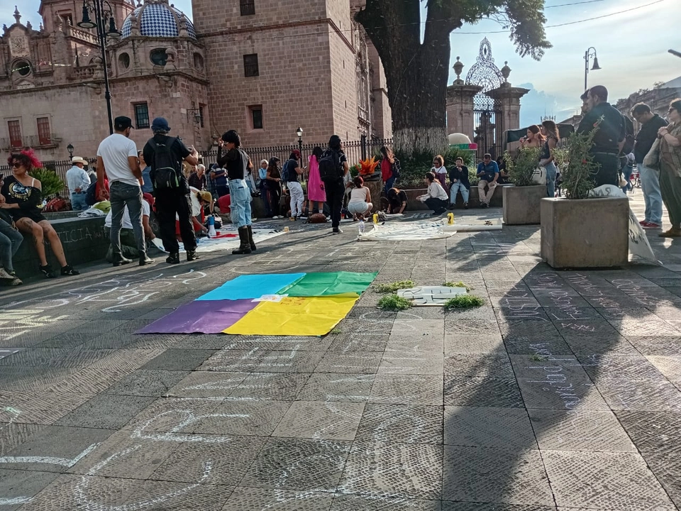 Integrantes de tres organizaciones civiles de Morelia se reunieron la tarde de este jueves en la plaza Melchor Ocampo para respaldar al pueblo purépecha de Cherán y exigir que se haga justicia y se combata con eficacia al crimen organizado porque no solo esta comunidad ha padecido la violencia de este tipo de delincuentes que no solo operan en ciudades y colonias, sino también en pueblos originarios. Foto 