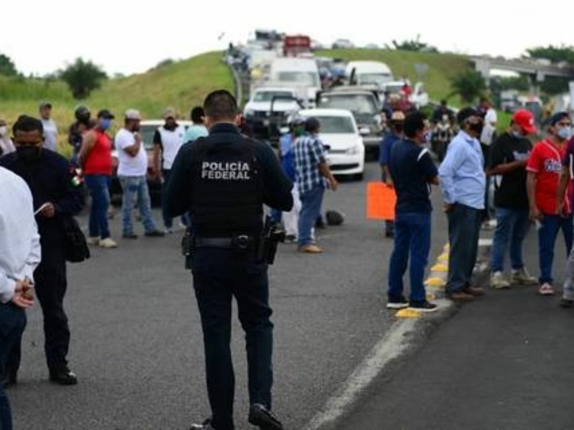 Usuarios de la Comisión Federal de Electricidad de distintos municipios del centro de Veracruz bloquearon ayer, por tres horas, ambos sentidos de la carretera Xalapa-Veracruz, en protesta por los altos cobros del servicio y los cortes de luz. Foto Sergio Hernández Vega
