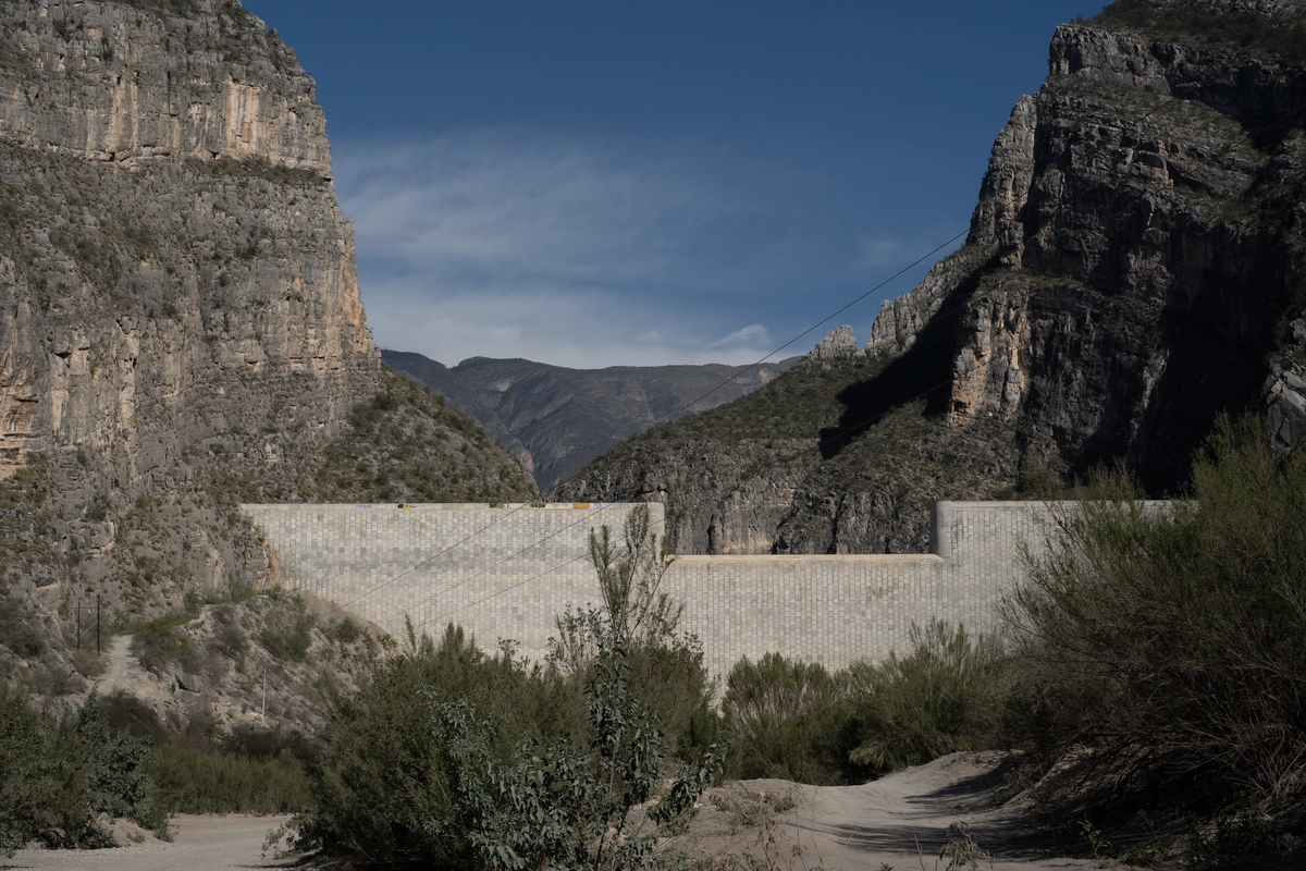 El 16 de julio pasado, miembros del colectivo Un Río en el Río acudieron a las oficinas de la Secretaría de Medio Ambiente y Recursos Naturales (Semarnat) para solicitar una consulta ciudadana para detener la construcción de la presa, ya que señalaron que de hacerla, implicaría un severo daño al ecosistema de La Huasteca. Foto 