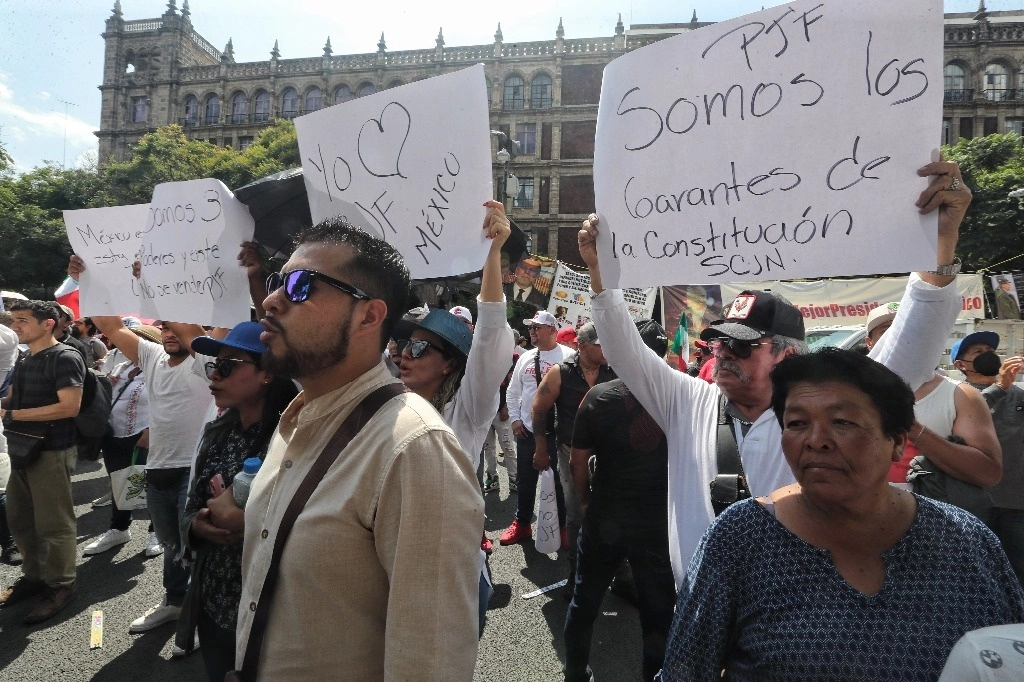 Trabajadores del PJF durante una protesta. Foto Marco Peláez