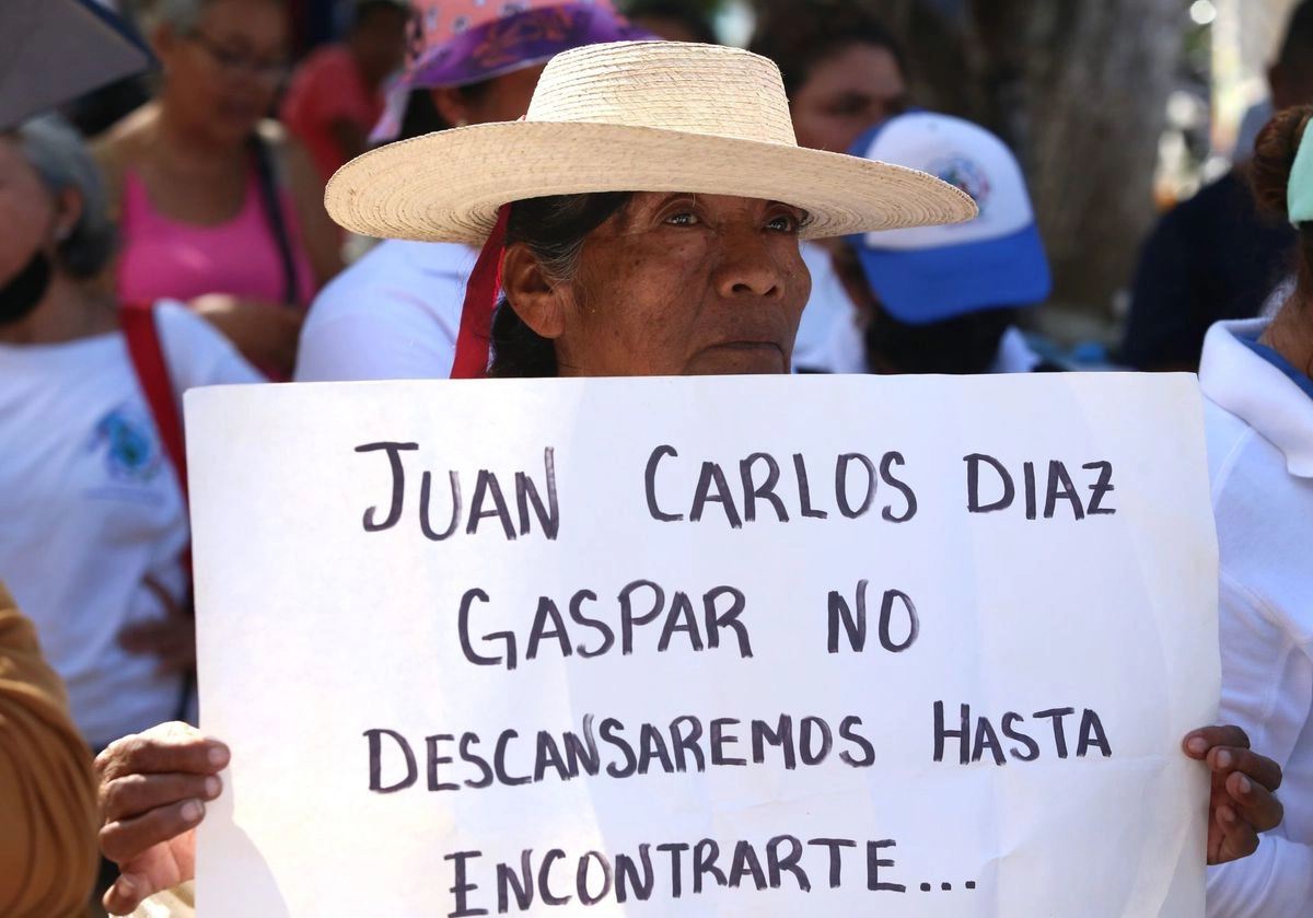  Campesinos procedentes de la comunidad de Los Espadines, municipio de Ajuchitlán del Progreso, ubicado en lo alto de la Sierra Madre del Sur en la Tierra Caliente, demandaron a la presidenta, Claudia Sheinbaum, la entrega la entrega de dos cuerpos exhumados en septiembre de 2023, que habrían sido ejecutados hace 50 años en ese lugar, por elementos del Ejército Mexicano.