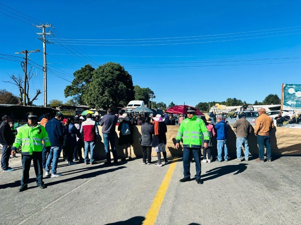 Vecinos del municipio veracruzano de Vigas de Ramírez exigen que las autoridades solucionen el problema de abastecimiento de agua potable, el 20 de febrero de 2024. Foto 'La Jornada'