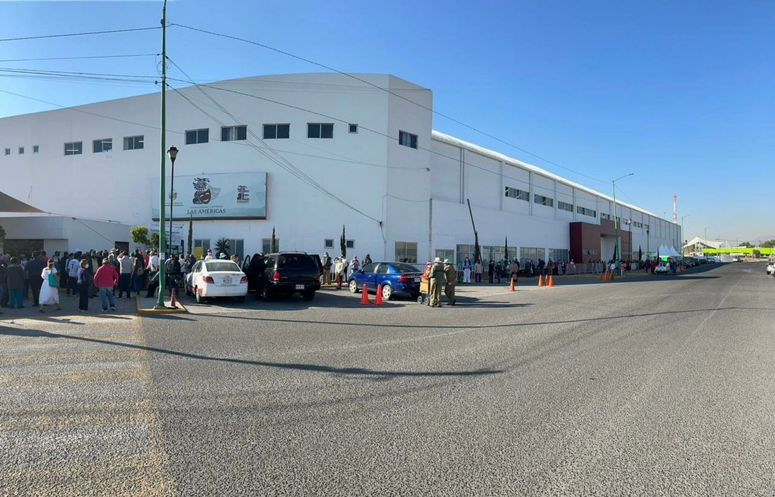 A las ocho de la mañana la fila ya sumaba más de 250 personas que esperaban recibir su nueva inoculación, el 22 de marzo de 2021. Foto La Jornada