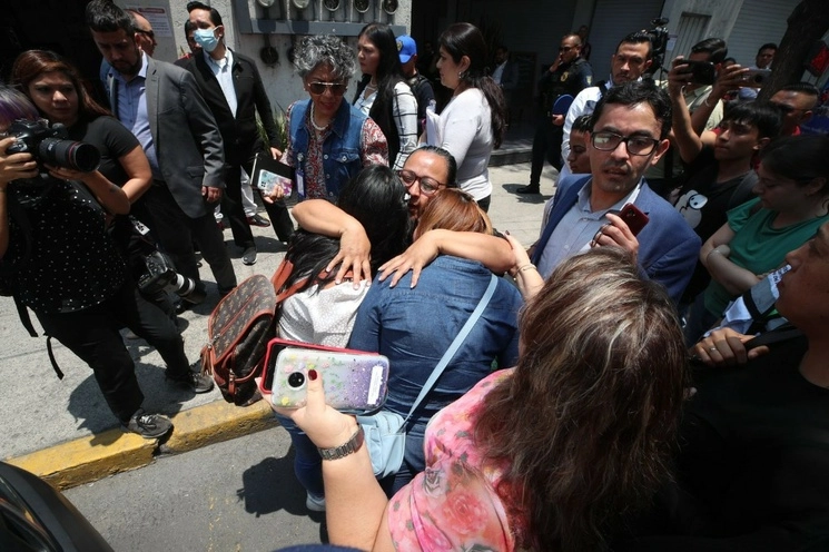 Integrantes del colectivo feminista De la mano luchando contigo asistieron a la Fiscalía capitalina, para exigir justicia para las policías mujeres que han sido violadas por sus jefes y mandos en turnos y fueron amenazadas de muerte si los denunciaban, el 1 de junio de 2023. Foto Alfredo Domínguez