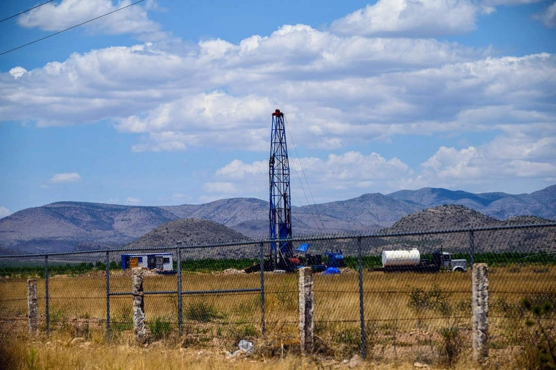 Uno de los cientos de pozos perforados de forma ilegal en el municipio de Villa Ahumada, Chihuahua, pese a que está prohibido por una veda que decretó la Comisión Nacional del Agua hace más de 20 años. Foto cortesía de El Barzón