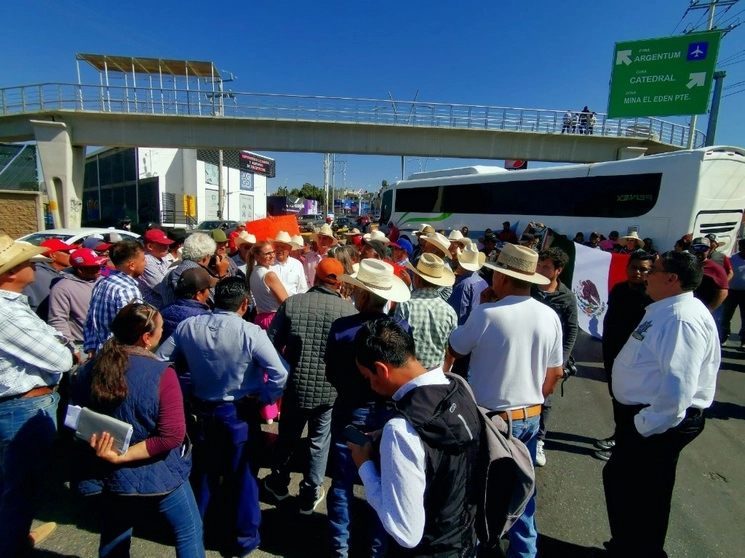 Aspectos de la protesta de los agricultores. Foto Alfredo Valadez