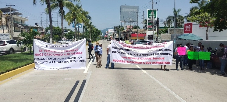 Habitantes del conjunto habitacional Pedregal de Cantaluna, bloquearon aproximadamente una hora el bulevar de las Naciones, en la zona Diamante, el 21 de agosto de 2023. Foto Héctor Briseño