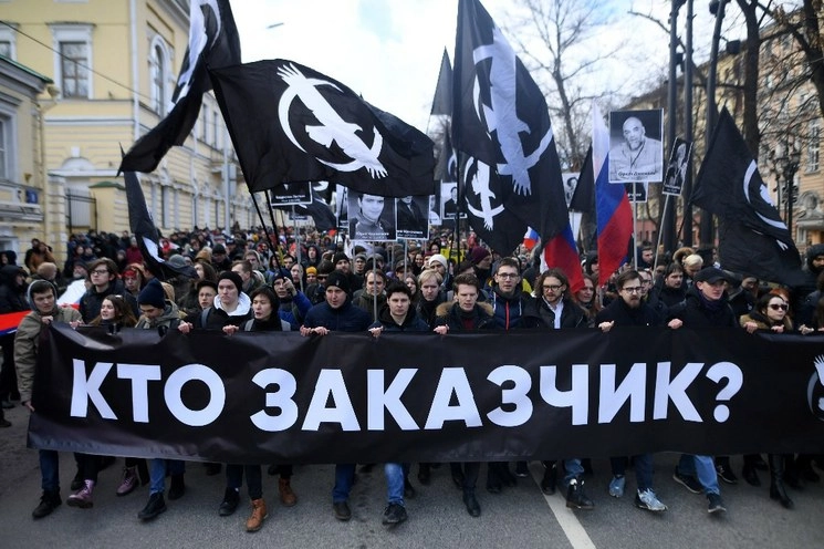 Los partidarios de la oposición participan en una marcha en memoria del crítico asesinado del Kremlin Boris Nemtsov en el centro de Moscú el 29 de febrero de 2020. Foto Afp