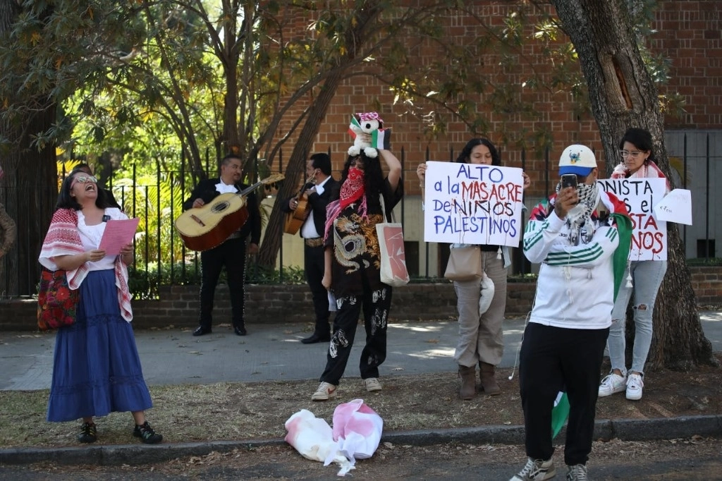 Manifestantes durante la protesta en la sede de la embajada de Israel en México. Foto Yazmín Ortega
