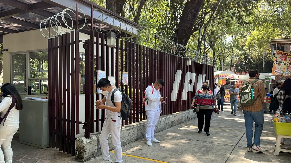 De acuerdo con el alumno, algunos de los cerca de 20 campos que normalmente estaban disponibles fueron cancelados. En la imagen, la Escuela Superior de Medicina del IPN, donde ayer se realizó una asamblea a puerta cerrada. Foto Alfredo Dominguez

