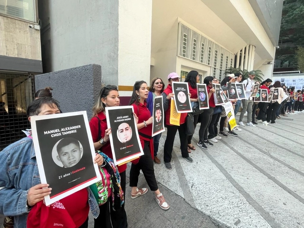 Ciudadanos realizan protesta a las afueras de las oficinas del INM en Polanco por el incendio de la estación migratoria de Ciudad Juárez, en la Ciudad de México, el 5 de abril de 2024. Foto José Antonio López
