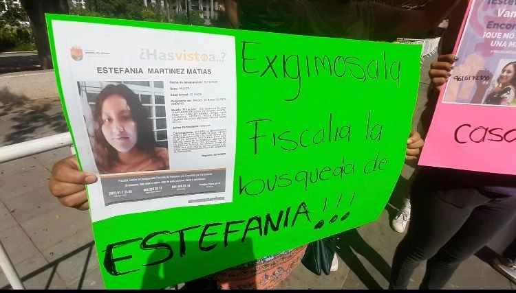 Familiares y amigos de Estefanía Martínez Matías se manifetsaron frente al palacio de gobierno ubicado en Tuxtla Gutiérrez, Chiapas. Foto La Jornada