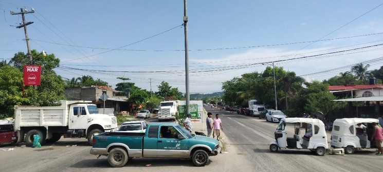Bloquean la carretera Acapulco-Tres Palos, en Guerrero, para exigir a las autoridades que busquen a Irving García, quien fue privado de la libertad por sujetos armados, el 27 de julio de 2023. Foto Héctor Briseño  
