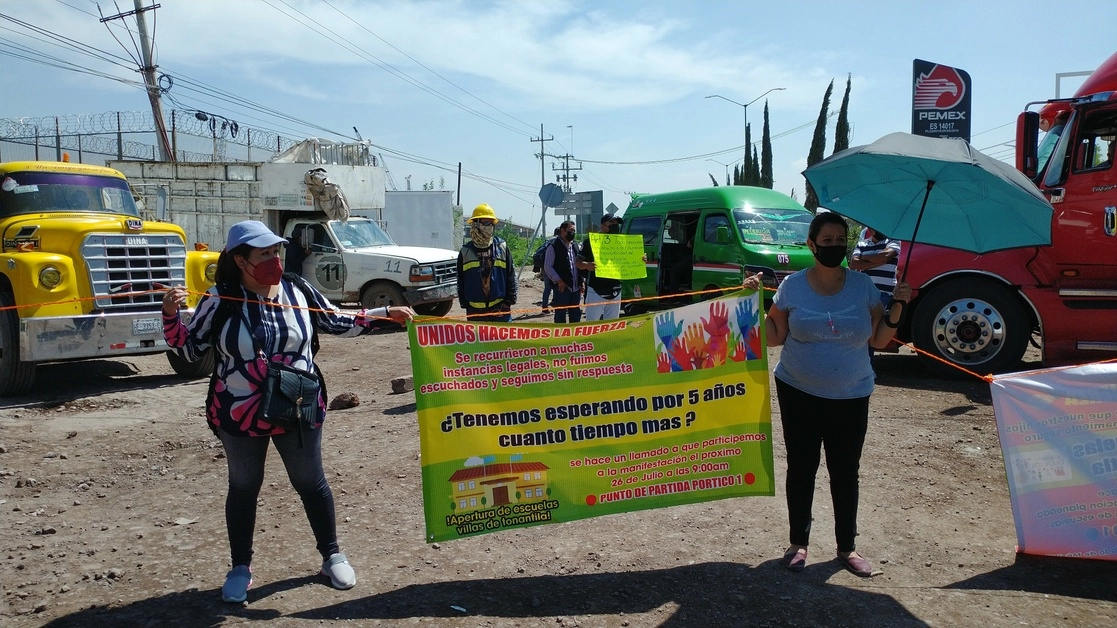 Los inconformes impidieron el paso de los camiones que transportan material para la construcción del aeropuerto Felipe Ángeles, el 26 de julio de 2021. Foto Javier Salinas Cesáreo