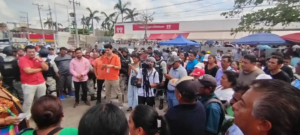 Manifestantes frente a oficinas del Infonavit, en Acapulco, Guerrero. Foto Héctor Briseño    