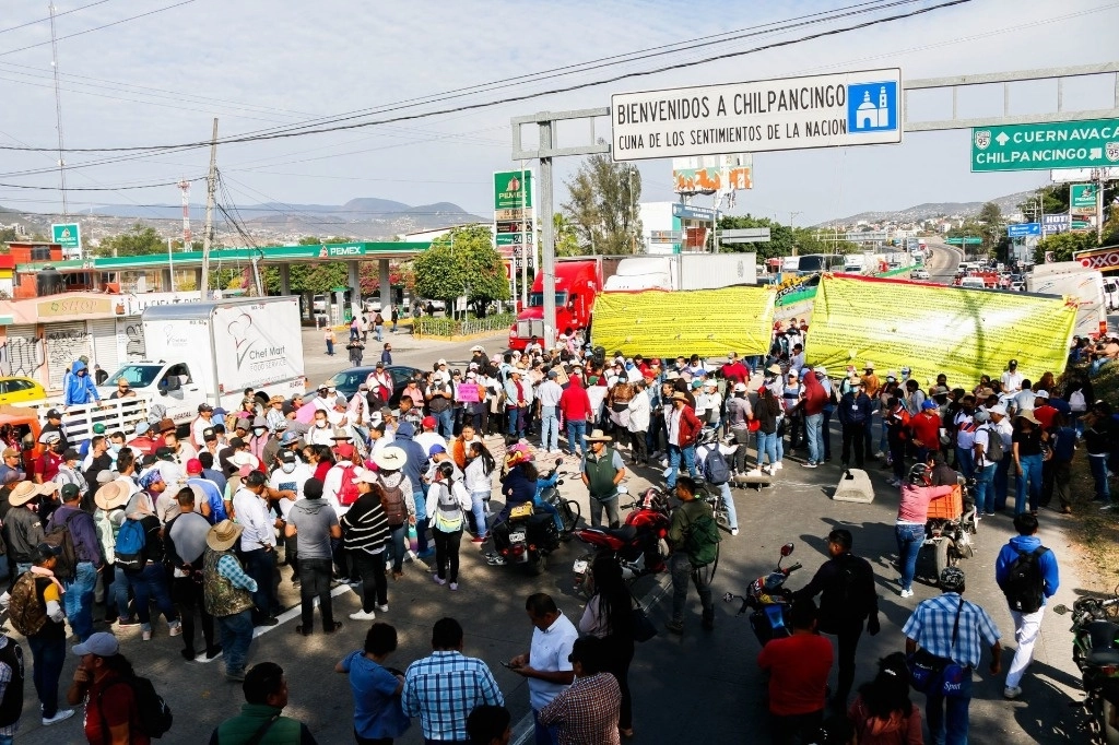 También se trasladaron a la capital porque están pidiendo una reunión con el encargado de despacho de la Secretaría de Educación en Guerrero (SEG), Ricardo Castillo Peña. Foto Cuartoscuro / Archivo