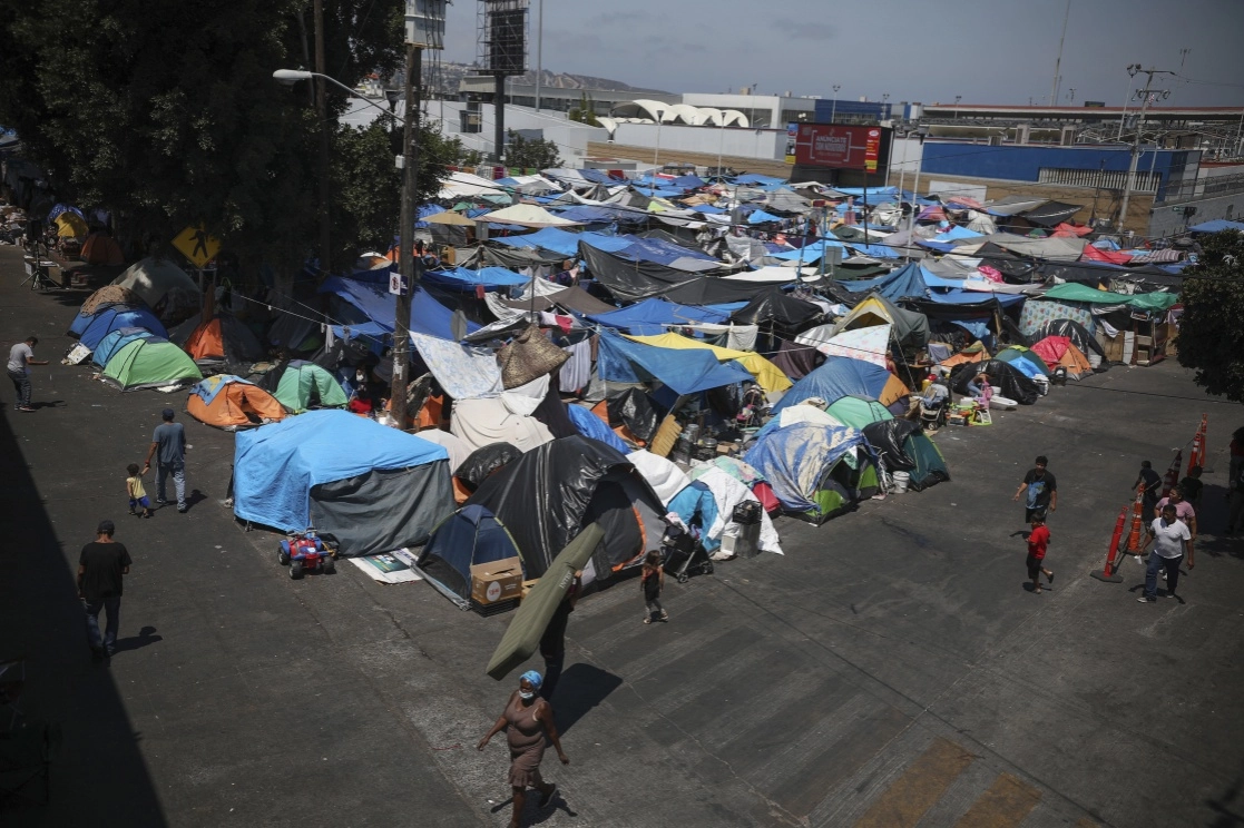 Campamento de migrantes cerca del puente peatonal fronterizo El Chaparral, en Tijuana, el pasado 1 de julio. Foto Ap