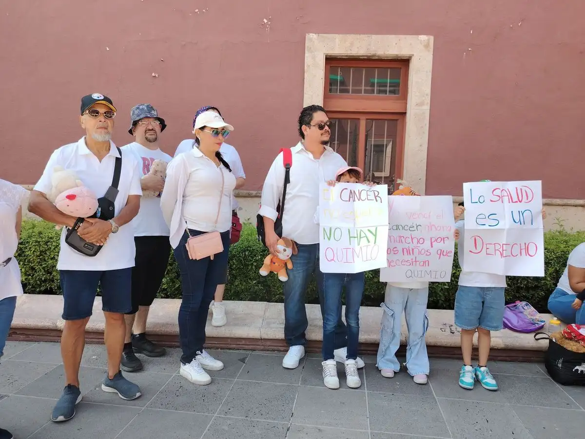 Luego de que fueron convocados por la organización civil Nariz Roja, algunos padres y familiares de infantes que padecen esta enfermedad se movilizaron. Foto 