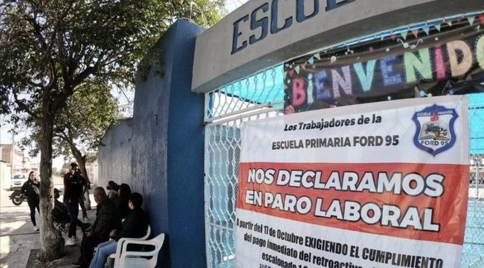 Los profesores colocaron mantas para exigir el cumplimiento de los acuerdos. Foto SomosXalapa